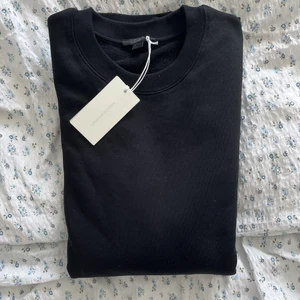 Oversized sweatshirt  - Säljer denna jätte sköna och snygga oversized tröjan från cos! Helt ny och aldrig använd, säljes då den tyvärr var den lite för stor för mig och hann inte skicka tillbaka den.😊💞