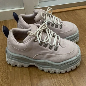 Eytys Angel skor - Rosa eytys angel skor i storlek 35 (stora i strl så skulle säga att de passar en 36a oxå). Använd fåtal gånger 🌸💞🌺💗 orginalpris runt 2500kr.  Pris går att diskutera 🌸