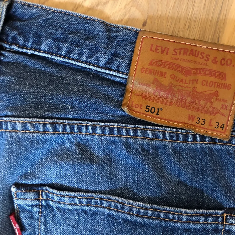 Fina ljusblåa/mörkblå levi's 501 jeans som blivit använda lite. Är i bra skick, storlek 33x34.. Jeans & Byxor.