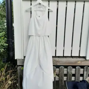 Otroligt vacker klänning med öppen rygg. Rör sig så fint i vinden😭 skickar med en liten vit underkjol min mormor sytt. 
