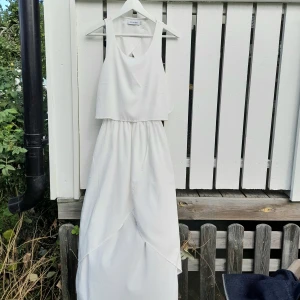 Vit sommarklänning - Otroligt vacker klänning med öppen rygg. Rör sig så fint i vinden😭 skickar med en liten vit underkjol min mormor sytt. 