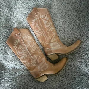 cowboy boots - as feta cowboy boots som e min mammas gamla i stlk 38 tror jag. super fina till en kort kjol eller en klänning, hon köpte dem för 1700kr för ett bra tag sen så vet ej värdet idag💕 pris kan diskuteras