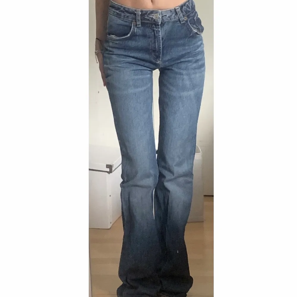 Sjukt snygga jeans från zara! Dom är i jeansmaterial och känns ganska ”hårda”, därför skulle jag säga att dom passar bättre på en 32! 🥰. Jeans & Byxor.