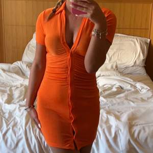 superfin orange klänning som ger väldigt fina former eftersom den är figursydd på framsidan🙌🏼  frakt 52kr