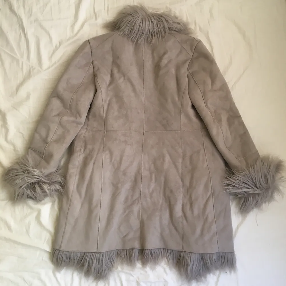 SÅ FIN ljusgrå penny lane coat/afghan jacket säljer bara för att jag har en annan jag använder mer🥹 . Jackor.