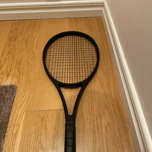 Wilson pro staff tennisracket  - Wilson pro staff tennisracket i helt nytt skick. Nya strängar och original linda. Inte använd en enda gång.  Vikt: 270 gram Grepp storlek: 1, 4 1/8  Strängar: Blast Ingår även 3 stycken vita tennis point lindor