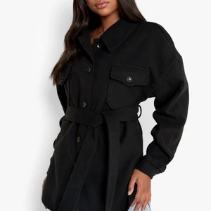 Kappa - Säljer denna jättesnygga kappa som är prefekt nu till hösten💕 sälja pga den var lite stor för mig, den är aldrig använd. Nypris 600kr köp direkt för 450 + frakt eller buda från 300💗 skriv privat för flera bilder 