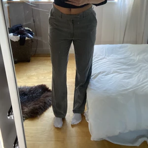 Gråa kostymbyxor - Gråa kostymbyxor och sitter bra på mig som vanligtvis har strl M. Jag är 175cm lång och de är precis tillräckligt långa för mig
