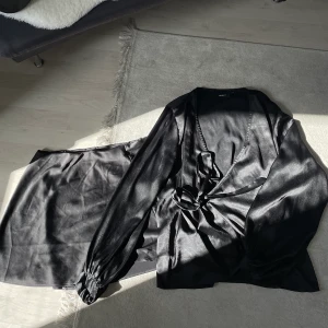 Silkes set🦋 - Ett så fint silkes set med en kort silkes kjol samt silkes blus som man kan ha på super många sätt🤝🏽