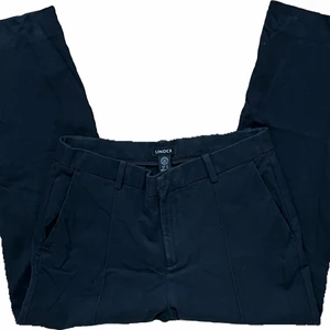 Svarta kostymbyxor  - Säljer dessa svarta kostymbyxor. Nästan aldrig använda och midwaist men funkar lika bra som low waist. Jag kan mötas upp i Stockholm och frakta, då står köparen för frakten💕