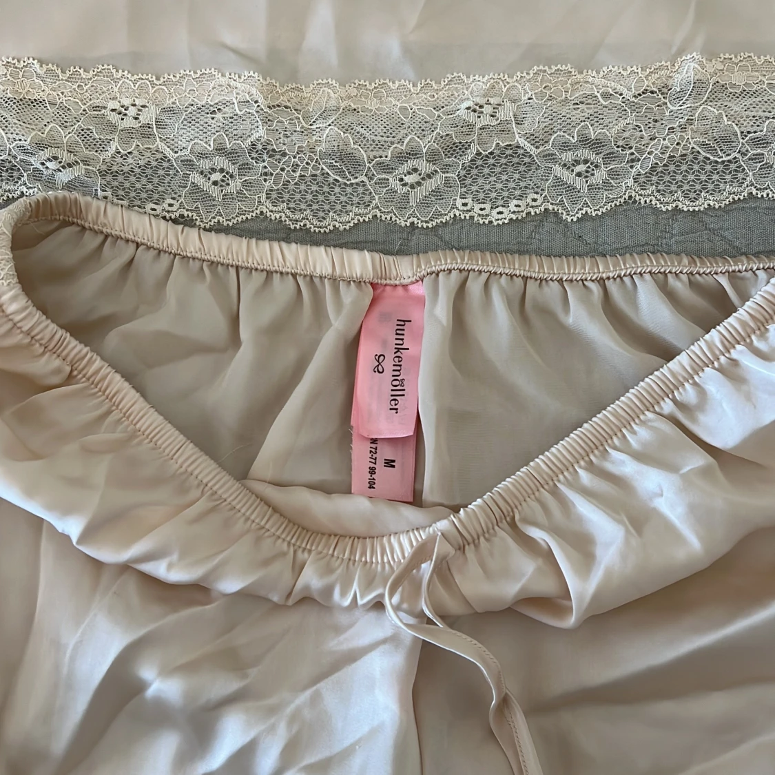Champagnefärgat satin set - 90