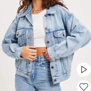 Levis oversize jacka  - 90s trucker jacket Fint skick. Säljer då den inte kommer till användning  Nypris 1399kr Mitt pris 300 Priset kan diskuteras Kan skicka fler bilder om så önskas 😊