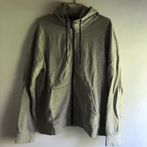 Zip-up hoodie - Används inte men är jätte skön 😆 storleken är L men jag skulle säga s-M