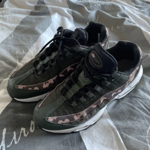 Nike air Max dammodell - Säljer dom då dom ej kommer till användning. Finns småskavanker på dom men tvättar man av dom så skulle jag säga att dom nästan är som nya. Storlek 40,5 och är riktigt sköna att gå i.