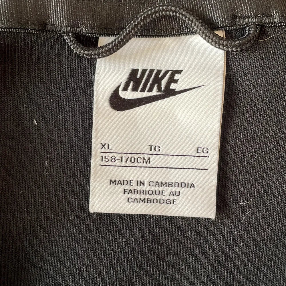 En fin Nike tech hoodie i bra skick som är i XL i barnstorlek (158-170) dvs XS-S. Säljer för 700 och ordinarie priset ligger på 1250kr❤️❤️. Hoodies.