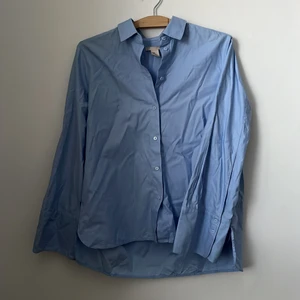 Skjorta med vidare ärmar - :) steamar innan jag skickar!  Samfraktar gärna. Kan mötas i Sthlm. Pruta om något känns dyrt! 