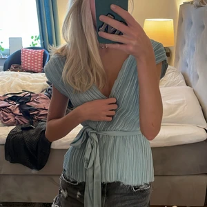 Topp - Världens finaste turkosaktiga topp ifrån zara😫😫 i silkes material och perfekt till fest eller lite finare evenemang!!