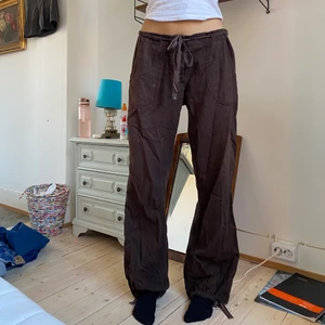 Bruna cargobyxor! - Cargobyxor i tyg! Jag är 175 cm och dem är långa på mig. Skriv privat för mått eller om ni har frågor ❤️