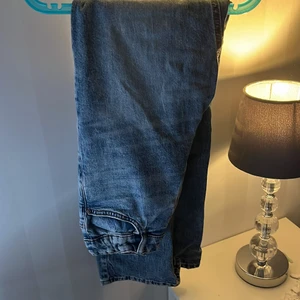 Hehe -  här säljer två stycken Lindex byxor ett par ljusa och ett par mörk blå fast ändå ljusblå och det är jätteskönt ha på sig