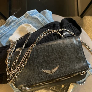 Fin Zadig & Voltaire väska!!  - Säljer min ursnygga väska då jag knappt använder den.  Vid fler intresserade blir de budgivning, köpare står för frakt.  Fint skick 🤍 tryck inte på köp direkt!