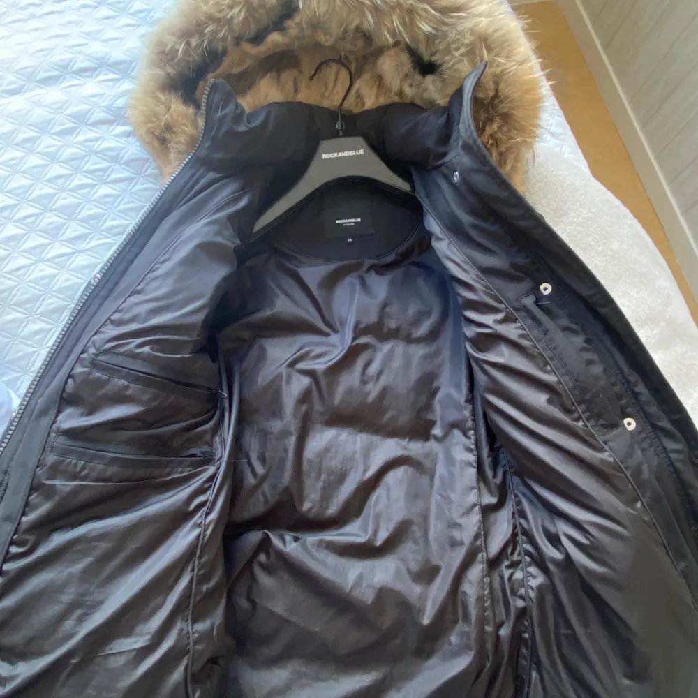 Använd ett fåtal gånger under en vinter Äkta päls både inne och på luvan orginalpris 4500:-. Takit.