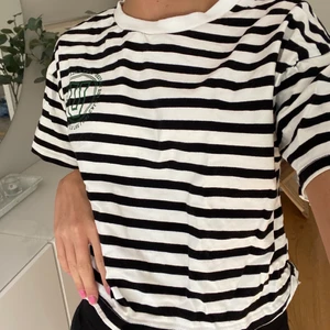 Randig T-shirt  - Jag säljer denna randiga T-shirt från pull and bear då den inte kommer till användning. Den är både trendig och är i mycket fint skick. Säljs för 80kr+frakt🤍🖤