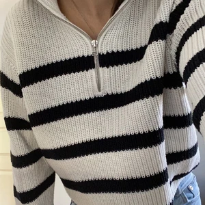 Tröja med dragkedja  - En randig tröja med dragkedja i storlek xs. Den är ganska oversized. Väldigt fint skick och bara använd några få gånger så nästan som ny. Skriv om du vill ha fler bilder 💗