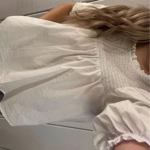 Vit topp hm❤️‍🔥 - Säljer denna sjukt fina topp från hm. Den är helt oanvänd i storlek XS❤️‍🔥 