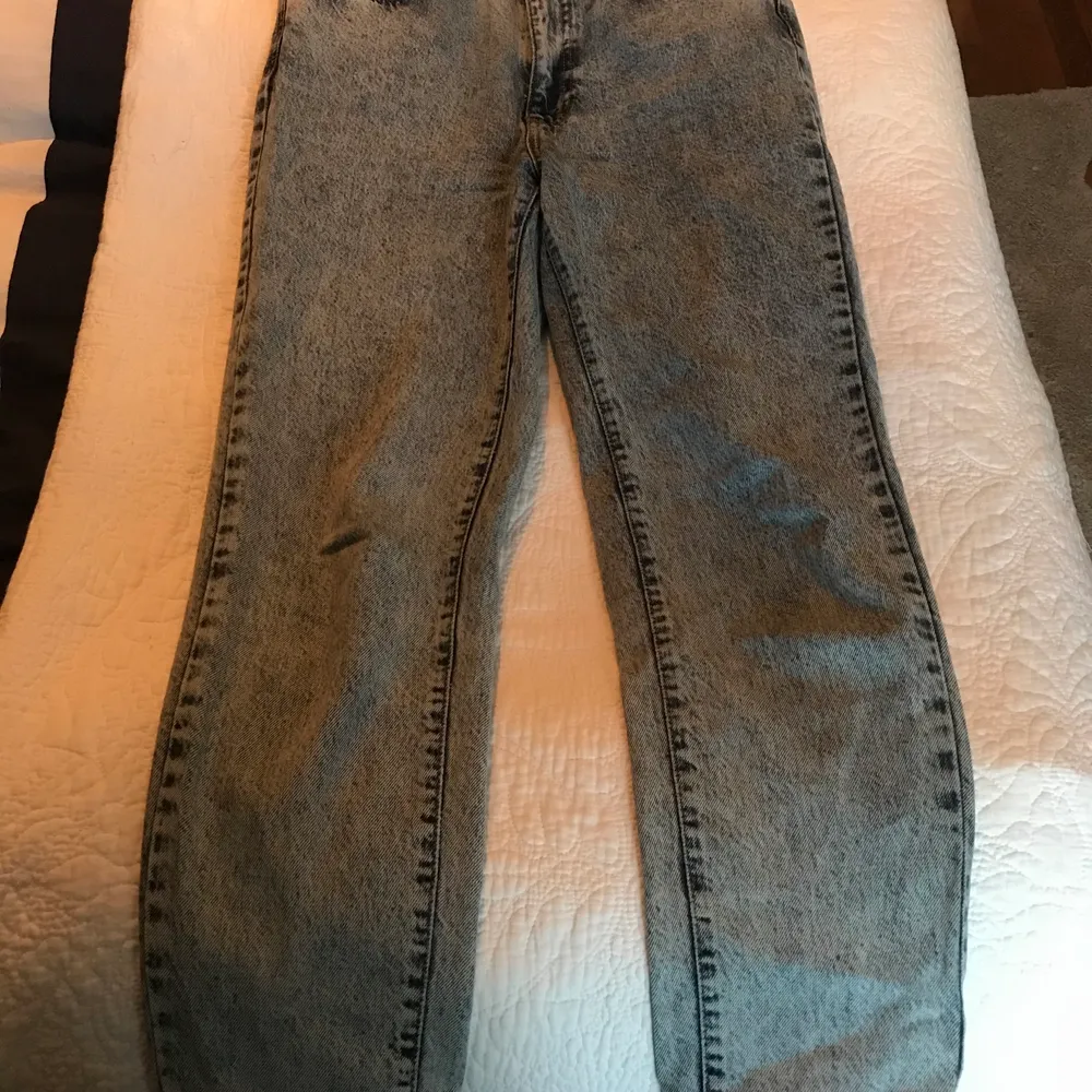 Ljusblåa jeans från Gina använda typ 2 gånger, säljes pga att dom är för stora. Nypris 500kr tar endast Swish . Jeans & Byxor.