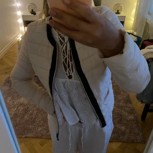 Dunjacka  - En lätt dunjacka i en rosa/beige färg! Perfekt nu till hösten men också inför våren!💝❤️💕