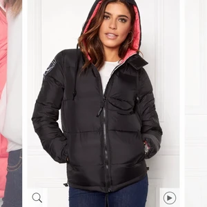 Jacka - D Brand eskimå jacka. Perfekta vinterjackan som behåller värmen i kylan och sitter superskönt på. Sparsamt använd💛 