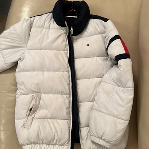Tommy hilfiger jacka för barn - Tommy Hilfiger puffer jacka för barn, tjock, håller varmt. Använd en säsong i bra skick. 
