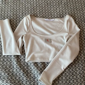 Tröja från Calvin Klein, S - Kort tröja den Calvin Klein Med märke fram och bak! En urringning så är perfekt i den finaste färgen!!   Kunden står för frakt🦋
