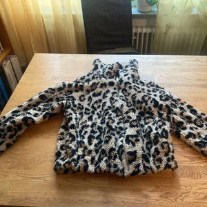 Leopard jacka - Trendig leopard jacka från Stradivarius i storlek M. 