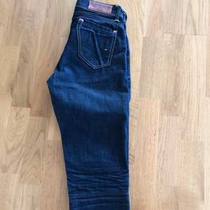 Nästintill nya capri jeans från Tommy Hilfiger i storlek 26. Köptes på Hede Fashion Outlet för några år sedan.  Säljer för 150 kr.  Finns att hämta i Torslanda. Jag kan posta, köparen står då för frakten.