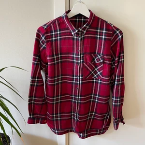 Bomullsskjorta dam. Strl. Xs-S - Bomullsskjorta dam. Strl. Xs-S •Storlek 34. Passar till Xs-S •Pris: 35 kr •100% bomull. Väldigt mjuk och skön 🧺Tvättad efter användning 🚫Djurfritt och rökfritt hem 📍Kan mötes upp i Mölnlycke centrum 📬Kan skickas mot fraktkostnad(66 kr)