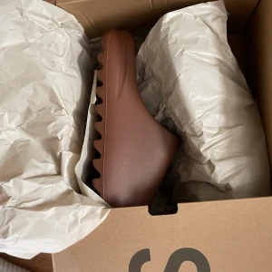 Yeezy Slide Flax storlek EU46/US11 - Helt nya Yeezy Slide i färgen Flax. Cond ds. Hämtas i Stockholm. Små i storlek. 