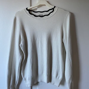 Långärmad tröja  - Vit långärmad med svart kant  Från HM i storlek M, är mer som en S 