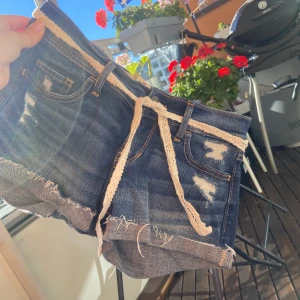 Hollister shorts  - Använt ett fåtal gånger! Som nya🦋 Stl W23 låg midja.   Nypris 488:- Säljer för 320:- nyskick! Sänker pris till 199:-  Midjemått med måttband är 35 cm 