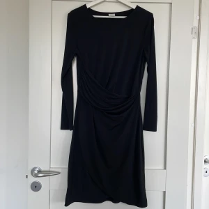 Svart klänning strl M - En gång använd och tvättad klänning från märket Jacqueline de Yong. 