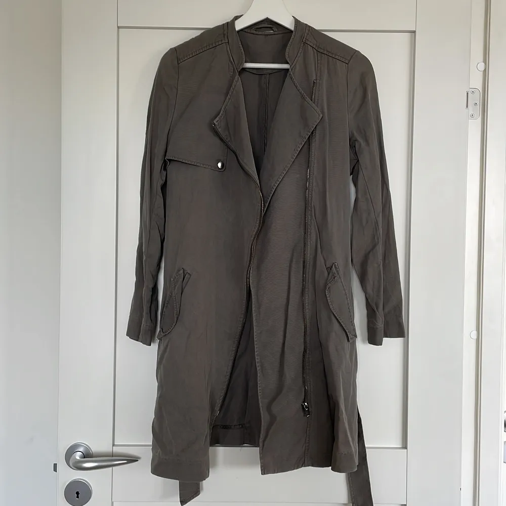 H&M jacka, använd men hel och ren. Färgen är ljusare än på bild. Takit.