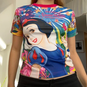 Disney t-shirt - En unik och färgglad disney t-shirt med snövit på! Köptes second hand och storleken är XS❤️‍🔥