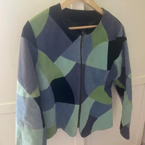 Jacka  - Jättefin design jacka i äkta mocka. Strl L men passar M-S också  Köparen står för frakt, betalning via Swish 