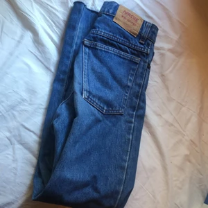 Jeans vintage - Alltså färgen på dessa jeans är helt galen. Det perfekta vintage jeansen i ett ovanligt mjukt material. En sorg att sälja men har för många jeans. Hoppas någon annan kan få njuta av dem! Står strl 26 men passar mindre (Avklippta nertill när det köptes)
