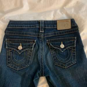 lägger ut igen pga oseriös köpare! Säljer mina älskade True Religon jeans eftersom jag tröttnat och de kommer inte till andvänding längre, köpte second hand för 1,5 år men började andvända dem för några månader sedan💗