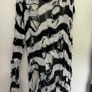 Hålig randig tröja - Köpt på SHEIN men gjorde fler hål själv, ser bättre ut på, mycket bättre