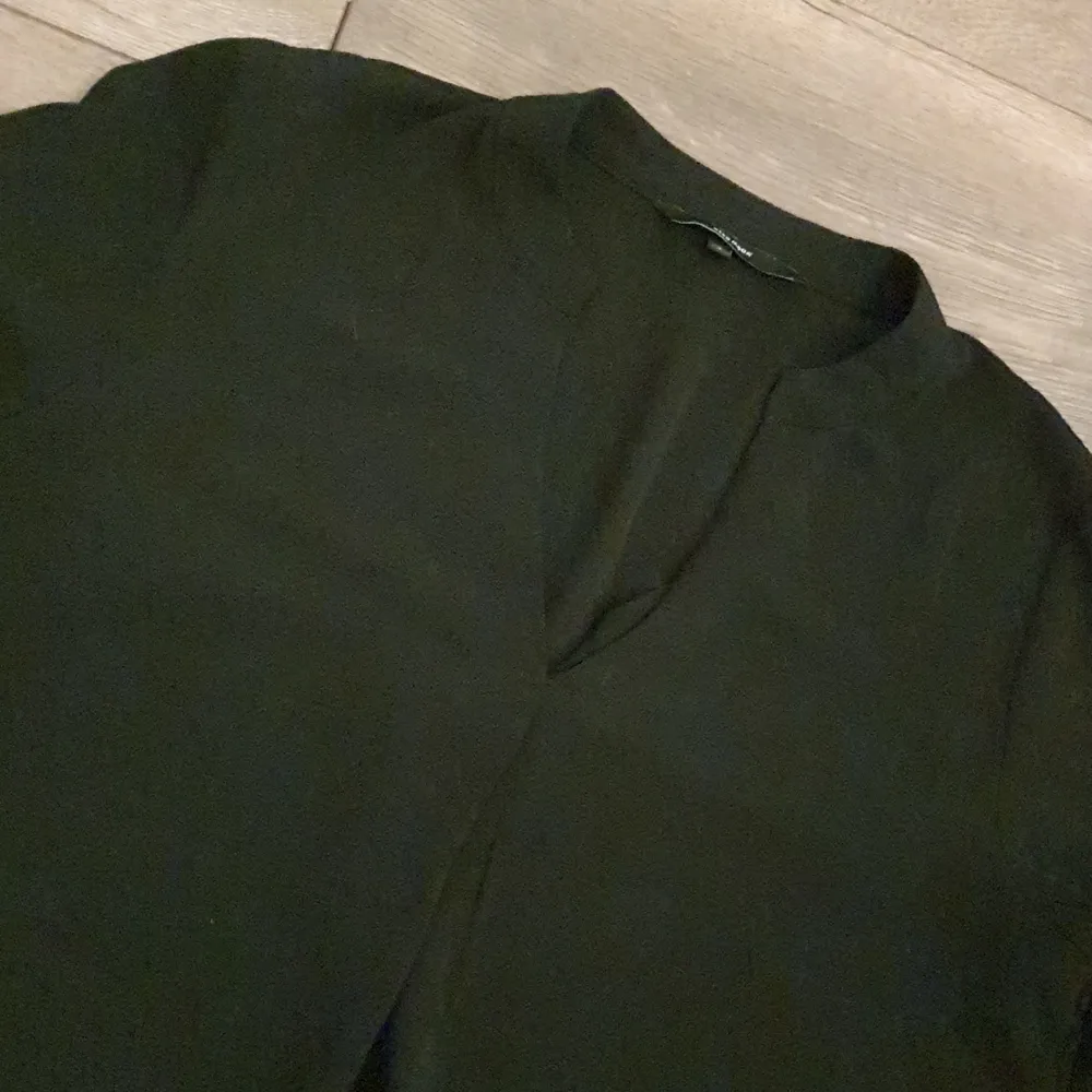 Svart blus, sparsamt använd. Inte allt för töjbar och väldigt classy. Puserot.