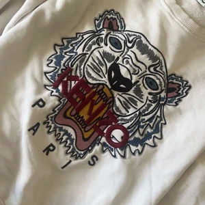 Kenzo tröja  - Tröjan är stolek S/M den är äkta köpt i johnells för några år sedan 