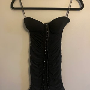 Klänning  - Jätte snygg klänning ifrån Shein aldrig använt lappen finns kvar endast testat då den aldrig kommer till tillfället för mig att användas. Den är korset liknande och med inbyggda kupor.