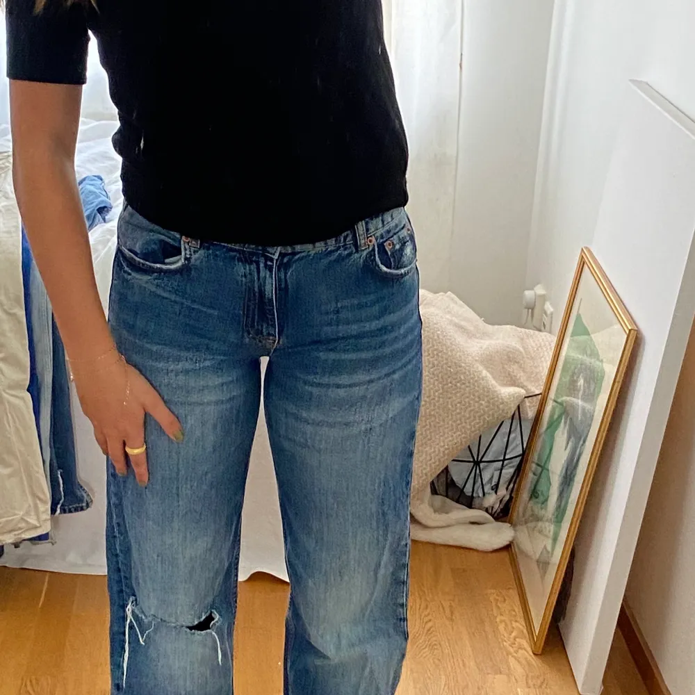 Lågmidjade blå jeans från zara. Är 179 för referens😊 . Jeans & Byxor.